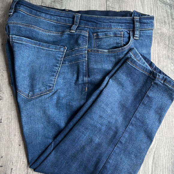 Bold Elements Cut to Curve Stretch Skinny Capri Jeans - Picture 2 of 8